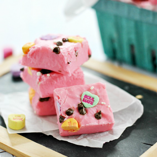 Easy Valentine's Day Fudge | www.somethingswanky.com