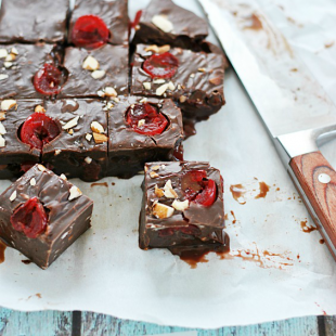 Chocolate Covered Cherry Fudge | www.somethingswanky.com