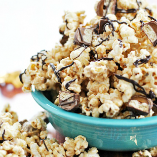 Biscoff Twix Popcorn | www.somethingswanky.com
