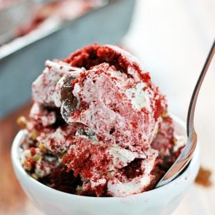 Red Velvet Cheesecake Ice Cream | somethingswanky.comRed Velvet Cheesecake Ice Cream | somethingswanky.com