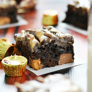 Peanut Butter Hot Fudge Reese's Brownies | www.somethingswanky.com