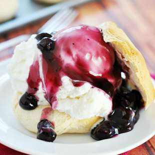 Easy Blueberry Shortcakes | www.somethingswanky.com