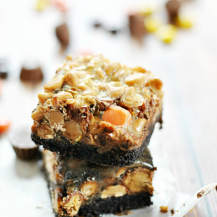 Reese's Oreo Magic Cookie Bars | www.somethingswanky.com