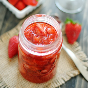 Homemade Strawberry Sauce | www.somethingswanky.com