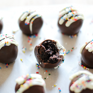 Oreo Truffles + EASY Truffle Dipping tutorial | www.somethingswanky.com