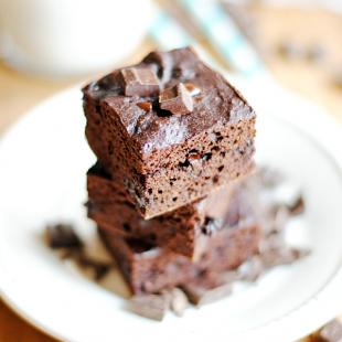 These Applesauce Brownies have absolutely no refined sugar, no butter/oil, and use whole wheat flour!