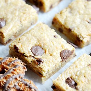 Chewy buttery blondies full of caramel, coconut, and chocolate chips inspired by your favorite Girl Scout cookies!