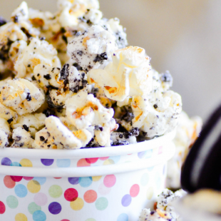 Kettle corn, Oreos, and marshmallows coated in white chocolate. This recipe is an easy, no-bake recipe perfect for packaging, sharing with a crowd, or enjoying during a family movie night.